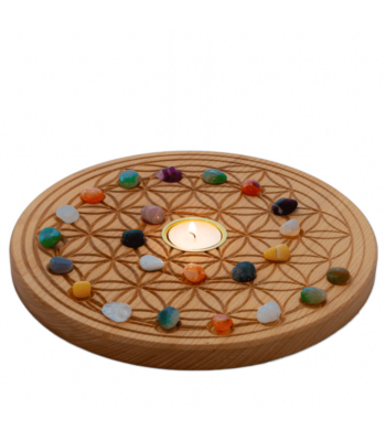 Adventspirale mit Edelsteinen, dem Motiv der Blume des Lebens und einem Teelicht.