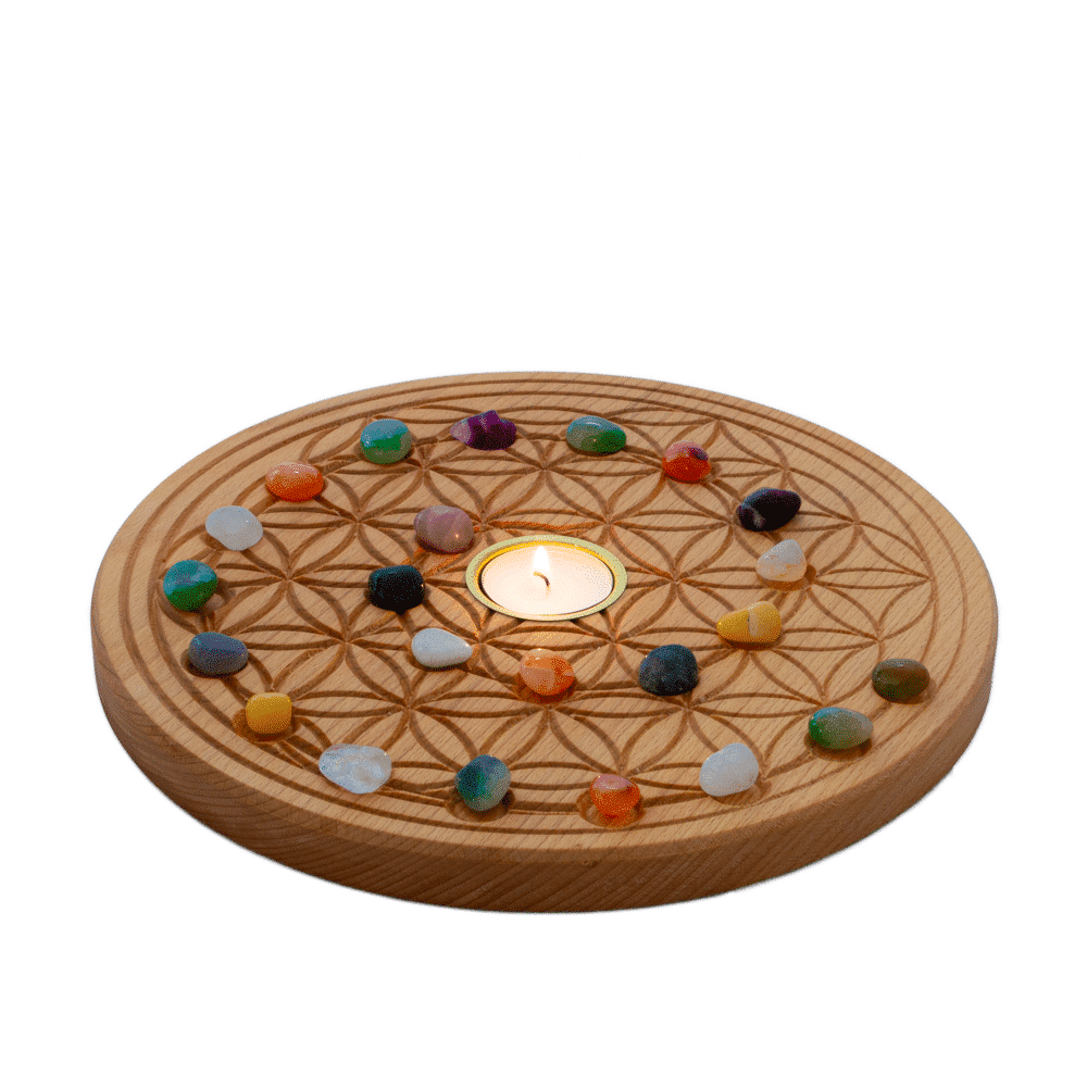 Adventspirale mit Edelsteinen, dem Motiv der Blume des Lebens und einem Teelicht.